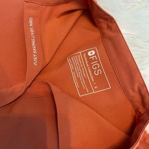 Figs scrub top for women.Raphaela overdsized. They call it Terracotta.Size small